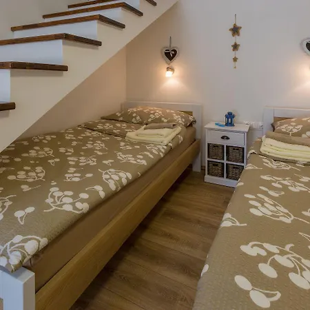 Casa de Férias Idyllisches Stadthaus Nur 450 Meter Zum Mit Privatparkplatz Und Grill Crikvenica