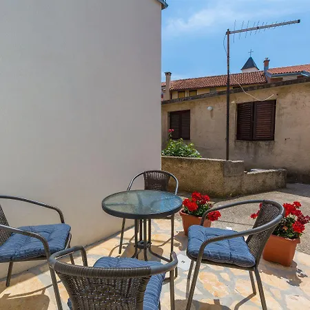 Casa de Férias Idyllisches Stadthaus Nur 450 Meter Zum Mit Privatparkplatz Und Grill Crikvenica